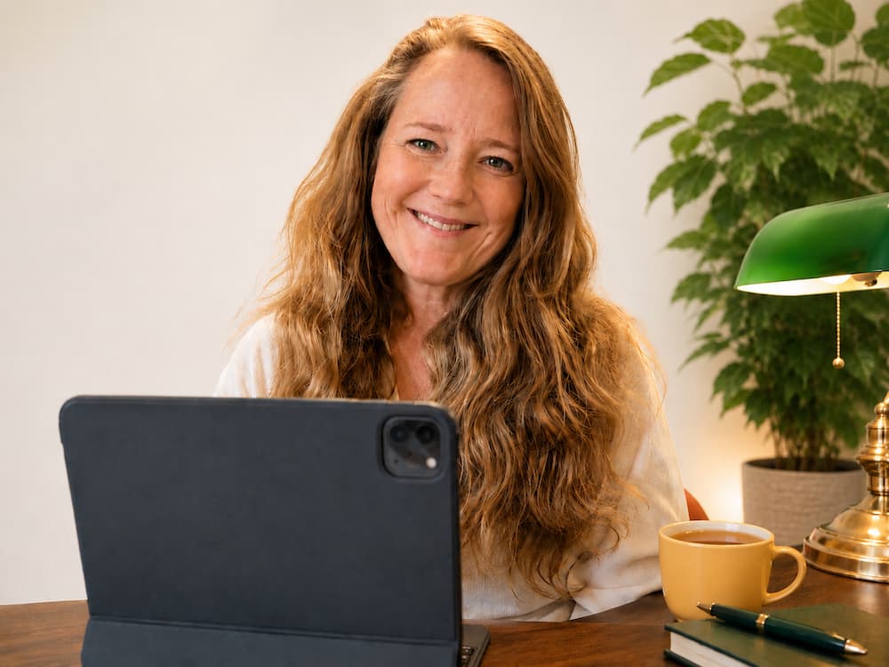 Katinka Westerlund på sin mottagning bakom en skärm och har digital samtalsterapi I digital parterapi